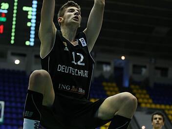 Leon Kratzer erzielt zwei seiner acht Punkte beim 66:50-Sieg Deutschlands gegen Schweden. Foto: Fiba Europe