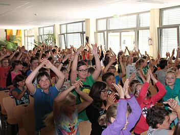 Mit Begeisterung sangen die Schülerinnen und Schüler bei den Liedern mit.  Foto: Schule