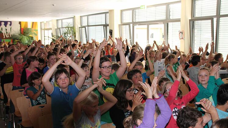 Mit Begeisterung sangen die Schülerinnen und Schüler bei den Liedern mit.  Foto: Schule
