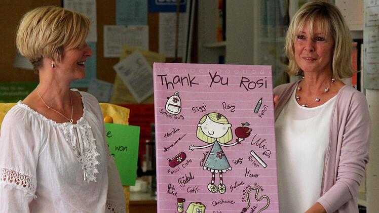 Angela Weidl (l.) überreichte Rosi Wagner ein Geschenk. Foto: Johanna Blum