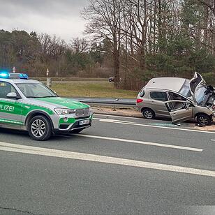 Erste Bilder: Fahrzeug landet auf Leitplanke