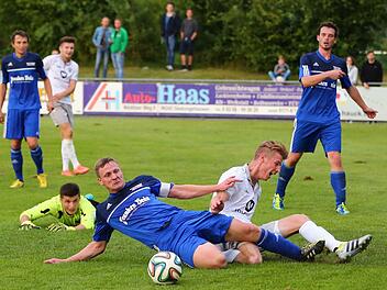 FC Mitwitz - FC Schweinfurt 05: Torwart Jan Winterstein ist überwunden, doch Mario Totzauer kann noch dazwischen gehen, bevor Julian Löschner den Ball im Netz unterbringen kann.  Foto: Heinrich Weiß