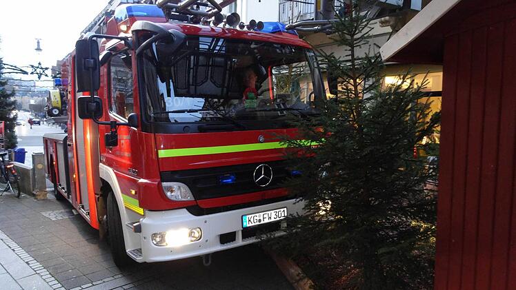 Harald Albert hat am Mittwochabend den Test gemacht: Keine Chance - das Feuerwehrauto mit der Drehleiter kommt nicht durch. Florian Griebel baut jetzt den Stand etwas schmaler. Foto: Harald Albert/FFW Bad Kissingen