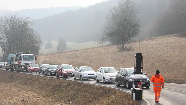 Während der Fäll- und Aufräumarbeiten ließen sich Wartezeiten für die Autofahrer nicht vermeiden.