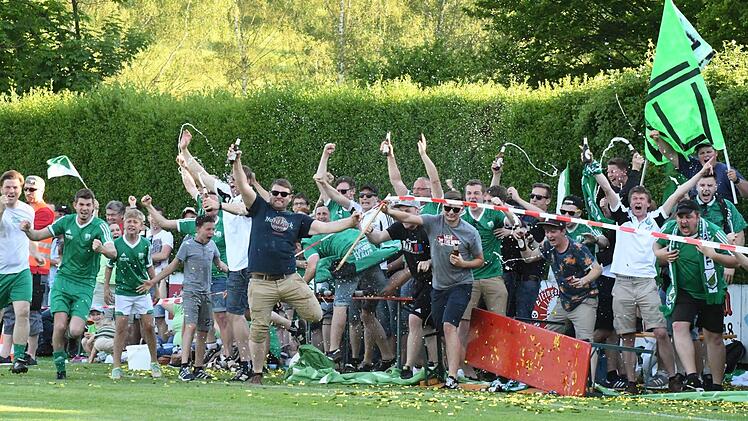 ... wie von den Fans der Viktorianer. Fotos: Hopf