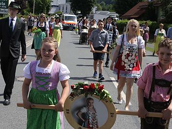 Das Königshaus mit den örtlichen Schützenschwestern und Schützenbrüdern bildete das Ende des traditionellen Festumzugs in Wallenfels. Foto: Michael Wunder