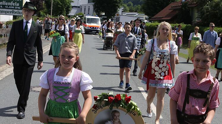Das Königshaus mit den örtlichen Schützenschwestern und Schützenbrüdern bildete das Ende des traditionellen Festumzugs in Wallenfels. Foto: Michael Wunder