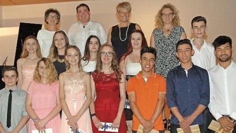 Diese Schüler bestanden als Beste den Qualifizierenden Mittelschulabschluss der Heiligkreuz-Schule Coburg. Der Schulbeste ist Philipp Friedrich (vorn links).  Foto: Edwin Meißinger