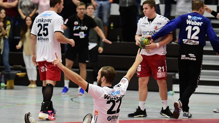 Jan Wicklein am Boden - aber trotzdem in Siegerpose. Bei der letzten Aktion des Spiels kam es zwischen Wicklein und dem TVler Botzenhardt zum Körperkontakt. Während die Gäste einen Siebenmeter forderten, entschied das Schiedsrichter-Duo auf Stürmerfoul.  Foto: Anand Anders