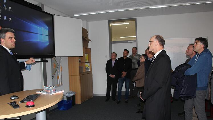 Die neuen Klassenzimmer der Eberner Realschule wurden mit moderner Technik ausgestattet, zeigte Konrektor Florian Schraud (links).
