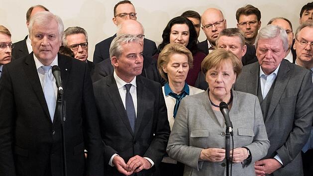 Die CDU-Vorsitzende und Bundeskanzlerin Angela Merkel und der CSU-Vorsitzende und Ministerpr&auml;sident von Bayern, Horst Seehofer, &auml;u&szlig;ern sich zum Scheitern der Jamaika-Sondierungen von CDU, CSU, FDP und Gr&uuml;nen in der Landesvertretung von Baden-W&uuml;rttemberg in Berlin.  Bernd von Jutrczenka, dpa