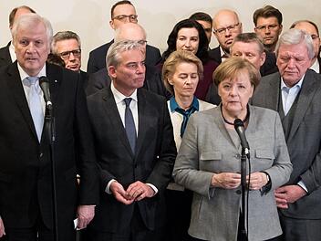 Die CDU-Vorsitzende und Bundeskanzlerin Angela Merkel und der CSU-Vorsitzende und Ministerpräsident von Bayern, Horst Seehofer, äußern sich zum Scheitern der Jamaika-Sondierungen von CDU, CSU, FDP und Grünen in der Landesvertretung von Baden-Württemberg in Berlin.  Bernd von Jutrczenka, dpa