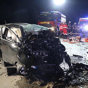 19-Jähriger aus dem Landkreis Fürth prallt mit Auto gegen Baum und stirbt