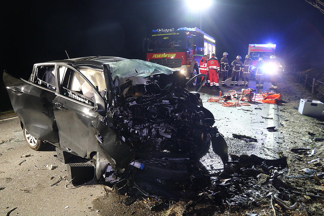 19-Jähriger aus dem Landkreis Fürth prallt mit Auto gegen Baum und stirbt