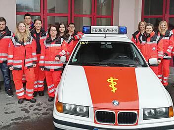 Die First Responder Rauhenebrach nehmen wieder Fahrt auf. Zur Unterstützung des wertvollen Dienstes überreichte Bürgermeister Matthias Bäuerlein einen Defibrillator, den die Gemeinde Rauhenebrach angeschafft hat. Unser Bild zeigt von links: Bürgermeister Bäuerlein, die Aktiven Tobias Zimmermann, Konstantin Hirt, Linda Beck, Anita Stretz, Svenja Bäuerlein, Anschi Bäuerlein, Sabine Burger-Meier, Ulrike Aumüller und Viktoria Markfelder sowie Markus Langguth von der Johanniter-Unfallhilfe Schwein...
