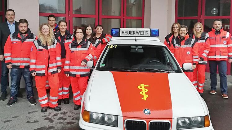 Die First Responder Rauhenebrach nehmen wieder Fahrt auf. Zur Unterstützung des wertvollen Dienstes überreichte Bürgermeister Matthias Bäuerlein einen Defibrillator, den die Gemeinde Rauhenebrach angeschafft hat. Unser Bild zeigt von links: Bürgermeister Bäuerlein, die Aktiven Tobias Zimmermann, Konstantin Hirt, Linda Beck, Anita Stretz, Svenja Bäuerlein, Anschi Bäuerlein, Sabine Burger-Meier, Ulrike Aumüller und Viktoria Markfelder sowie Markus Langguth von der Johanniter-Unfallhilfe Schwein...