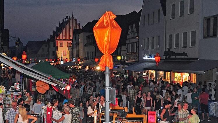 Gerade in der Nacht, wenn die Innenstadt von Haßfurt in ein orangefarbenes Licht getaucht ist, entfaltet sich ein besonderes Flair.Ulrike Langer