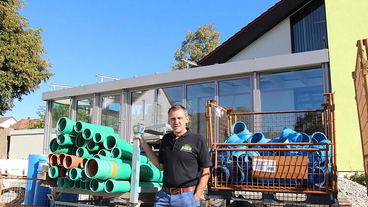 Bürgermeister Ludwig Wahl beim Baustellenrundgang: Noch bis September 2019 wird rund um das Rathaus in Röttenbach alles neu gestaltet. Foto: Christian Bauriedel