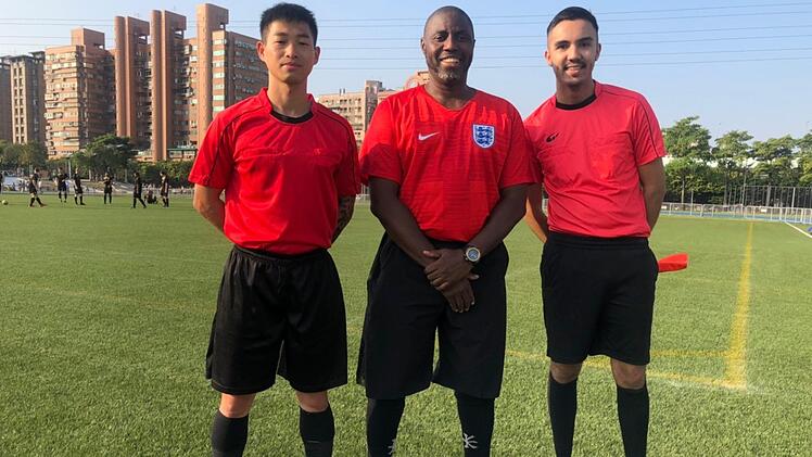 Der Kulmbacher Christopher Schunk (rechts) gehörte in Taiwan zum Team von Ollie Allie (Mitte), der schon in der in der englischen Premier League als Assistent vierter Offizieller tätig war.  Foto: privat