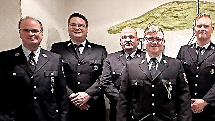 Bei der Freiwilligen Feuerwehr Modlos gab es Neuwahlen: (von links) Harald Wehner, Kevin Fr&ouml;hlich (bisheriger 1. Kommandant), Daniel Wehner (2. Kommandant), Manuel Hohmann (neuer 1. Kommandant) und Alexander Fr&ouml;hlich (Vereinsvorsitzender).