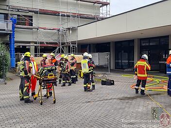 Brand an Schule im Kreis Erlangen: "Schwarzer Rauch" registriert - Person in Klinik
