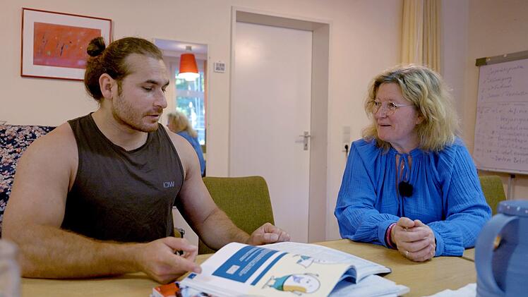 Trotz Job, Wohnung und Beziehung lehnten die schwedischen Behörden Aziz' Asylantrag ab. In Deutschland wagt er mit Anjas Hilfe einen Neustart.