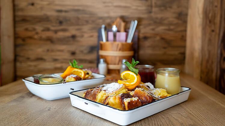 Der Hirschkeller bietet traditionelle Alpenk&uuml;che mit Einfl&uuml;ssen aus &Ouml;sterreich, der Schweiz, Bayern und Franken.