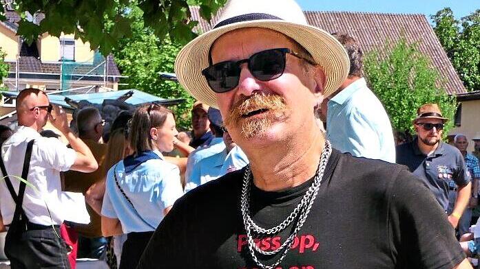 Mit seinem Minirock zog Herbert Wolf aus K&ouml;ln zahlreiche Blicke auf sich.
