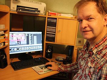 Am Computer schneidet Helmut Podschun das Material für seinen dritten Film "Therapie zwecklos" zusammen. Fotos: Julia Riegler