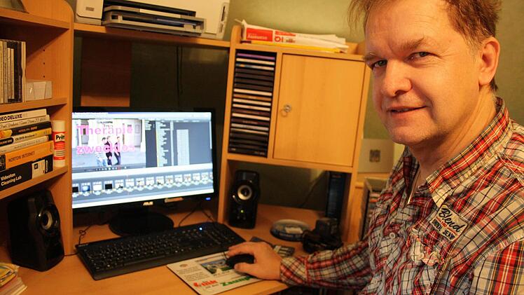 Am Computer schneidet Helmut Podschun das Material für seinen dritten Film "Therapie zwecklos" zusammen. Fotos: Julia Riegler
