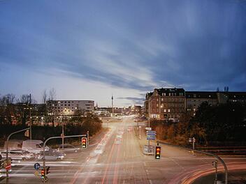 Nur in dieser minutenlangen Langzeitbelichtung schaut es so aus, als würde der Verkehr auf dem Schnellweg im Stadtgebiet (Rothenburgerstraße) fließen. Foto: Höhn/Stadt Nürnberg