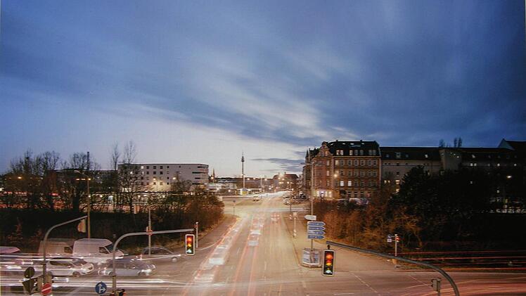 Nur in dieser minutenlangen Langzeitbelichtung schaut es so aus, als würde der Verkehr auf dem Schnellweg im Stadtgebiet (Rothenburgerstraße) fließen. Foto: Höhn/Stadt Nürnberg