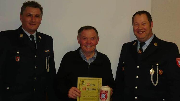 Josef Schneider (Mitte) wurde für 50 Jahre Mitgliedschaft in der Feuerwehr geehrt. Ihm gratulieren Harald Schüßler (1. Kommandant, links) und Rainer Förg (Vorsitzender und stellvertretender Kommandant). Foto: Oswald Türbl
