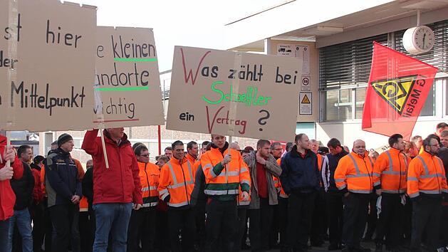 Elfershausener Schaeffler Mitarbeiter demonstrierten am Freitag gegen die drohende Werksschlie&szlig;ung.  Foto: Heike Beudert