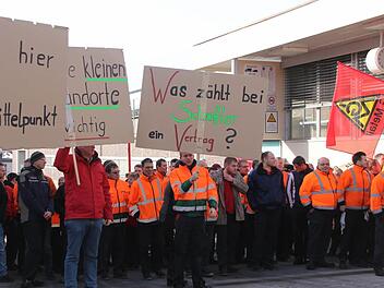 Elfershausener Schaeffler Mitarbeiter demonstrierten am Freitag gegen die drohende Werksschließung.  Foto: Heike Beudert
