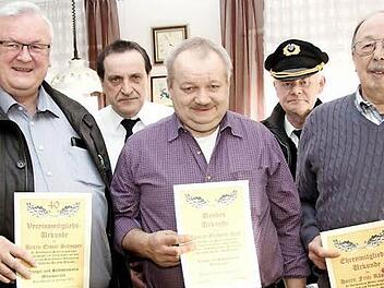 Erwin Schopper, Zweiter Vorsitzender Manfred Meidenbauer, Gerhard Zink, Vorsitzender Günter Meidenbauer und Fritz Röschlein bei der Hauptversammlung des Soldaten- und Kriegervereins Münchaurach Foto: sae
