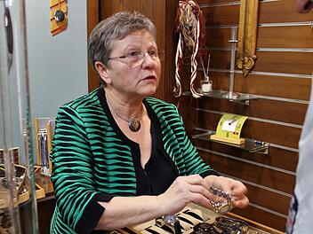 Carla Müller berät einen Kunden beim Uhrenkauf. Evi Seeger