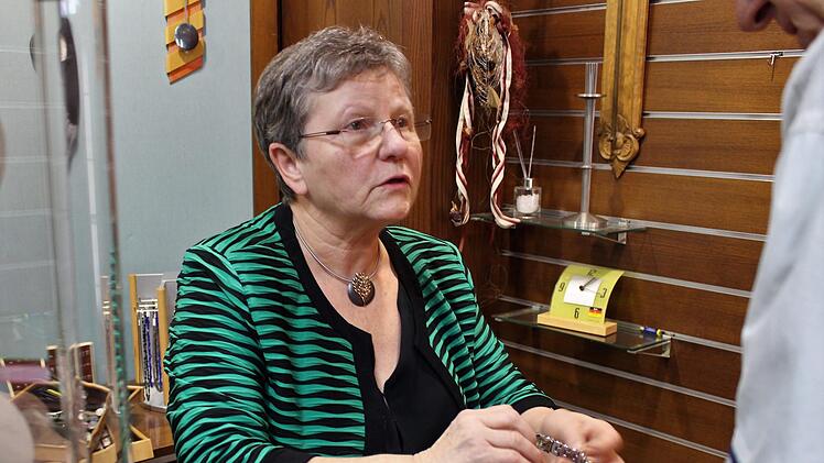 Carla Müller berät einen Kunden beim Uhrenkauf. Evi Seeger