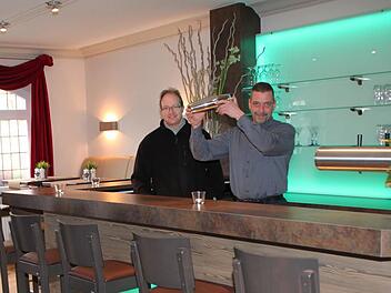 Jochen Hierold (rechts) kurz vor Eröffnung der Bar mit Besitzer Michael Schaub. Foto: Heike Beudert