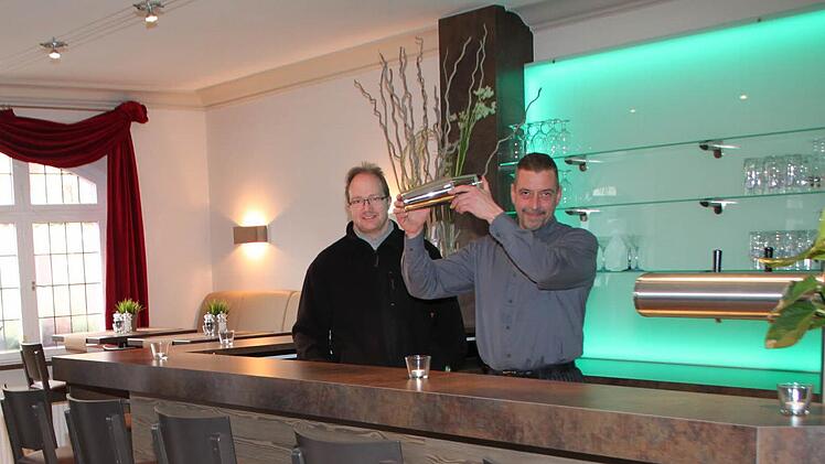 Jochen Hierold (rechts) kurz vor Eröffnung der Bar mit Besitzer Michael Schaub. Foto: Heike Beudert