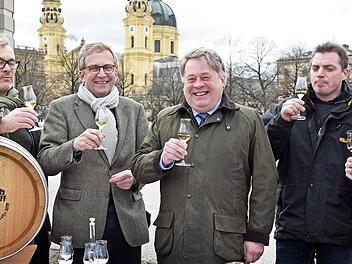Die Brenner bei der Pr&auml;sentation: Georg Schwarz (Schl&uuml;sselfeld, Kreis Bamberg), G&uuml;nter Wecklein (Binsbach, Kreis Main-Spessart), Minister Helmut Brunner, Johannes Haas (Pretzfeld, Kreis Forchheim) und Joachim Fischer (Wiesentheid, Kreis Kitzingen)  Foto: Baumgart/StMELF