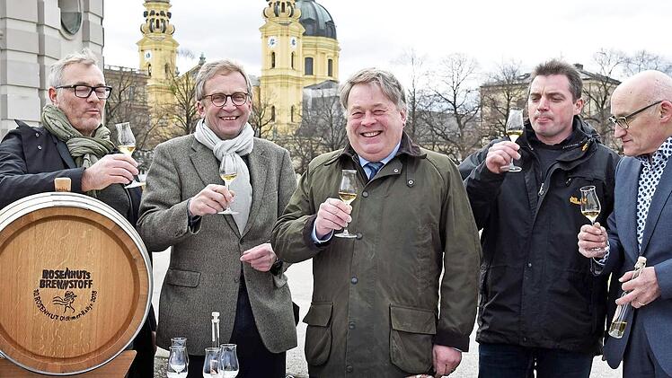 Die Brenner bei der Pr&auml;sentation: Georg Schwarz (Schl&uuml;sselfeld, Kreis Bamberg), G&uuml;nter Wecklein (Binsbach, Kreis Main-Spessart), Minister Helmut Brunner, Johannes Haas (Pretzfeld, Kreis Forchheim) und Joachim Fischer (Wiesentheid, Kreis Kitzingen)  Foto: Baumgart/StMELF