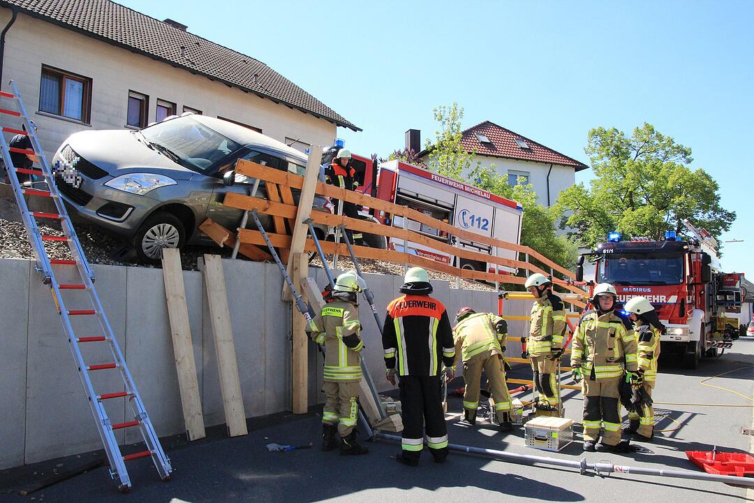 Unfall in Lichtenfels - Auto in Schney festgefahren