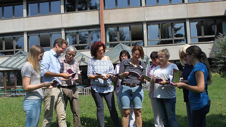 Thomas Lang (Zweiter von links) zeigt den Mitarbeitern das neue Programm.Carmen Schwind