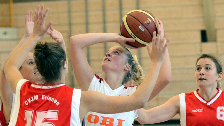 Julia Wittmann (Mitte) steuerte zwei Punkte zum Auftaktsieg der Shorthorns bei, die drauf und dran waren, das Spiel aus der Hand zu geben, aber rechtzeitig die Wende schafften. Foto: herzopress