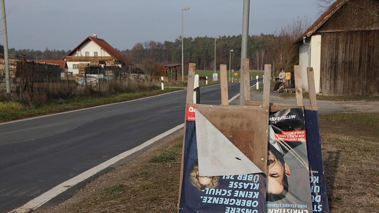 Die ausrangierten Plakate der SPD sind schon deutlich von Sonne, Wind und Wetter gezeichnet.  Foto: Andreas Dorsch