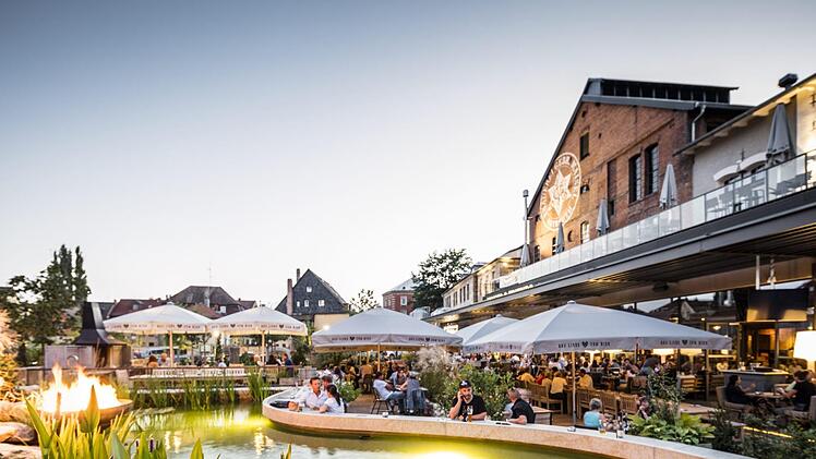 Die Wasserbar am großen Teich  ist ein Hingucker auf dem "Liebesbier"-Areal.