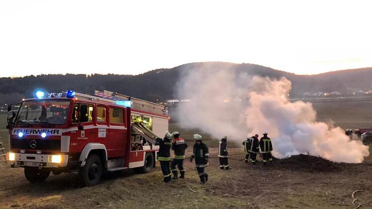 Auf einem Feld bei Knellendorf brannte es am Dienstagabend. Der Grundstücksinhaber hatte dort Baumschnitt verbrannt und anschließend offenbar nicht richtig abgelöscht. Foto: Stefan Wicklein