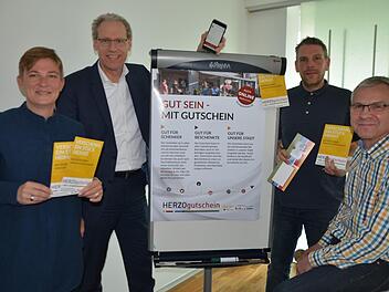 Stadt und Werbegemeinschaft freuen sich auf und über den neuen Herzo-Gutschein (von links): Judith Jochmann (Stadtmarketing), Bürgermeister German Hacker sowie Stefan Müller und Thomas Kotzer von der Förder- und Werbegemeinschaft Herzogenaurach  Foto: Bernhard Panzer