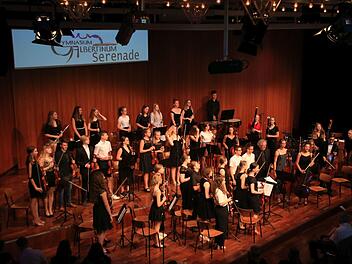 Reichlich Beifall gab es bei der sommerlichen Serenade des Gymnasiums Albertinum im bestens besuchten Kongresshaus Rosengarten.Foto: Jochen Berger